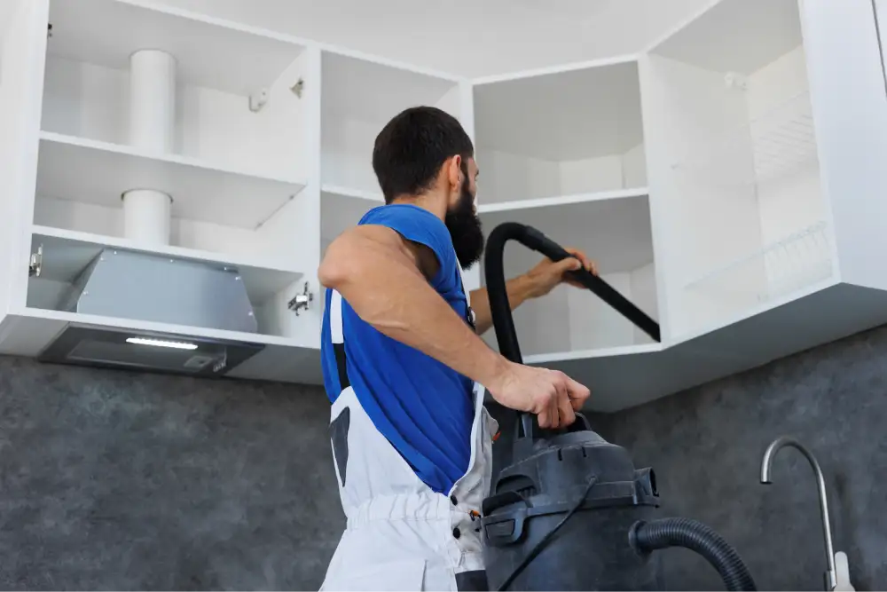 Arbeiter saugt neue Schränke