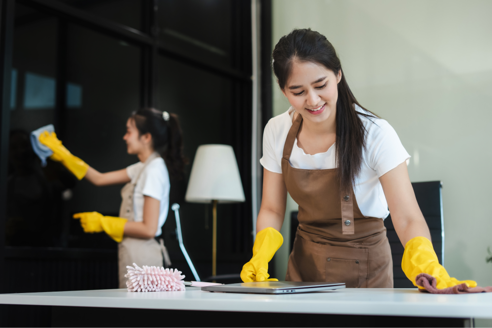 Reinigungskraft macht Büro sauber