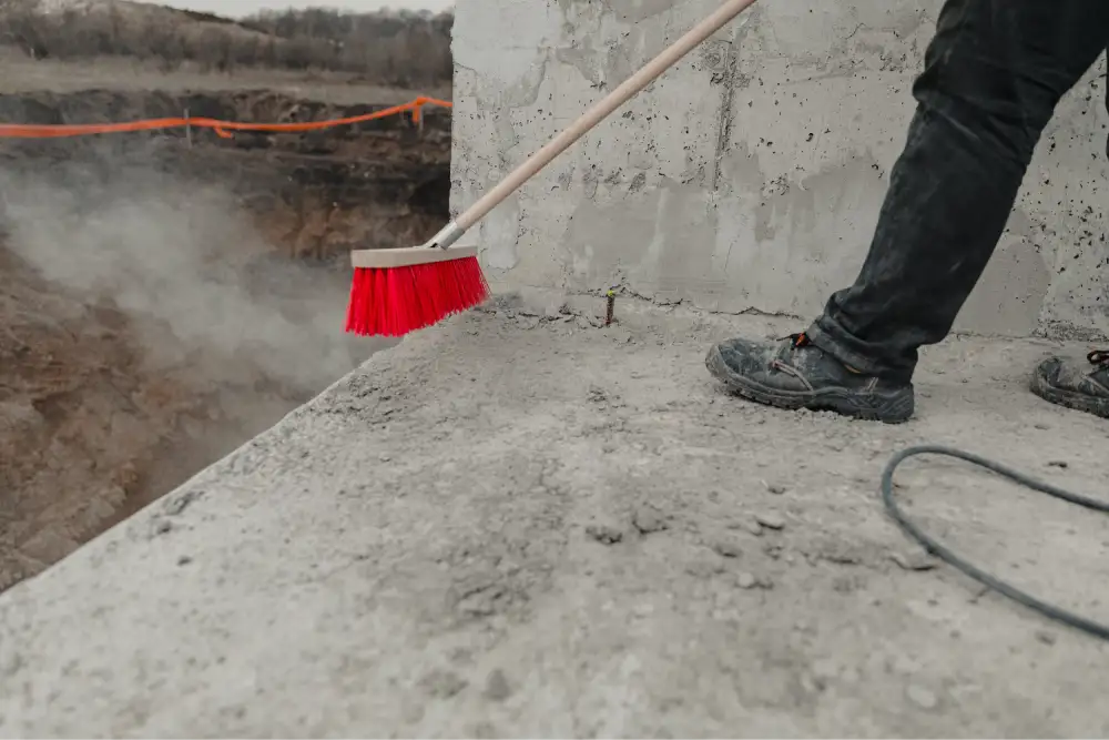 Reinigungskraft reinigt auf der Baustelle