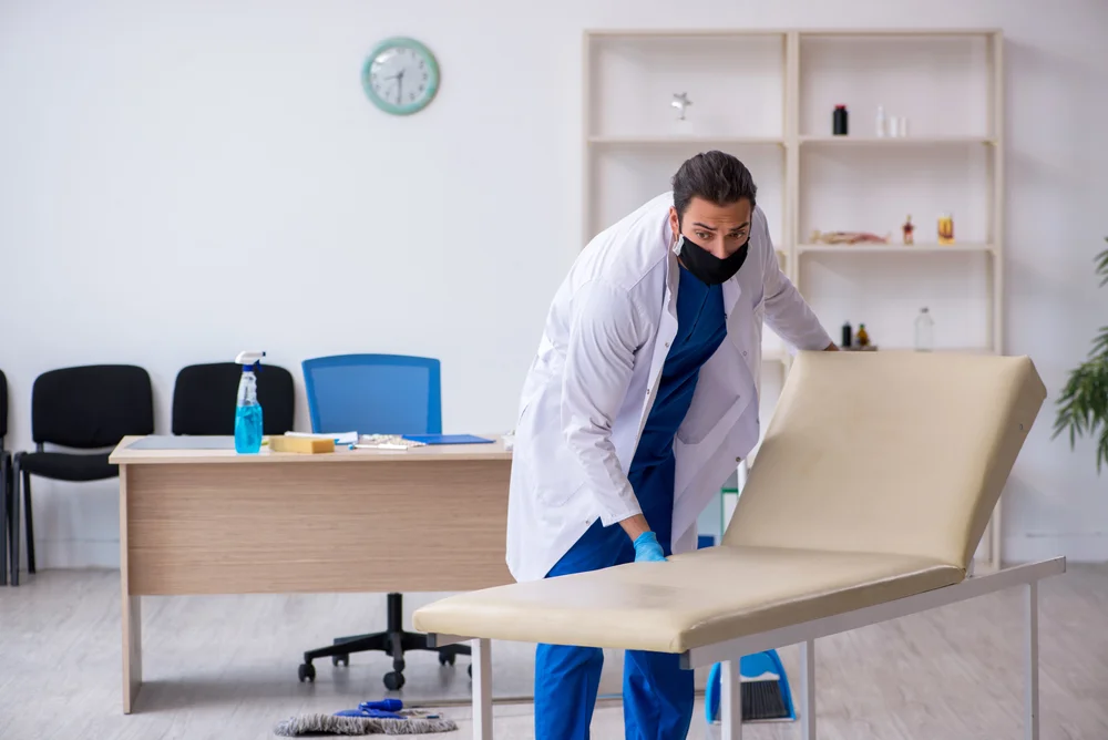 Materialschonende Pflege wertvoller Praxis-Ausstattung