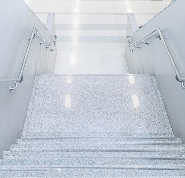 Werterhalt durch professionelle Treppenhauspflege