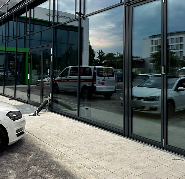 Streifenfrei gereinigte Glasfassade und Eingangsbereich nach der Endreinigung