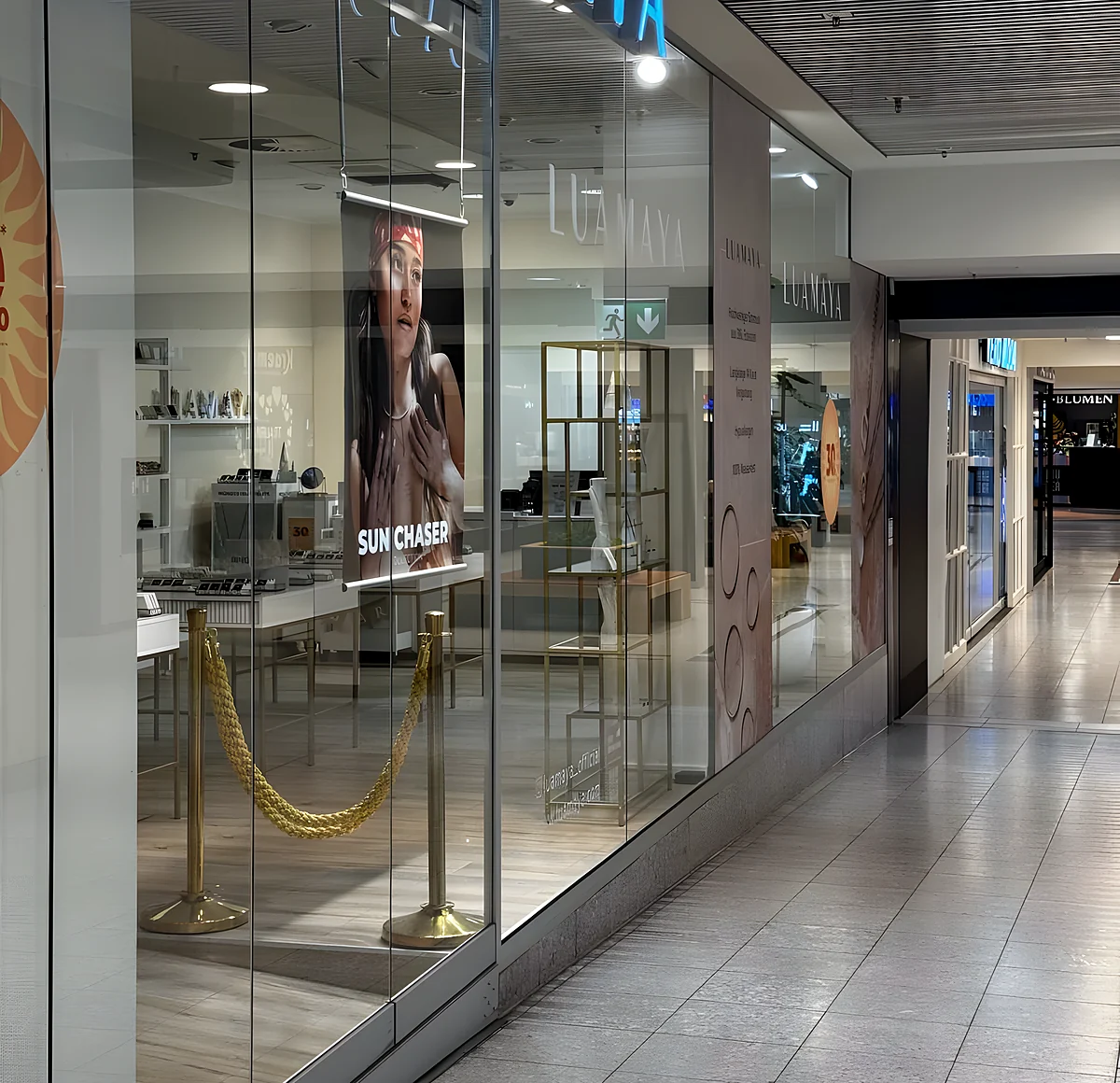 Gereinigte Glasfront eines Ladenlokals in einem Einkaufszentrum im Raum München