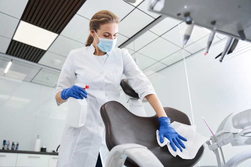 Hygienische Wischdesinfektion in Arztpraxen